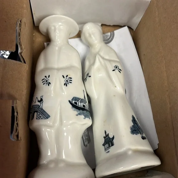 Blue Willow Salt and Pepper Shakers - Picture 2 of 9